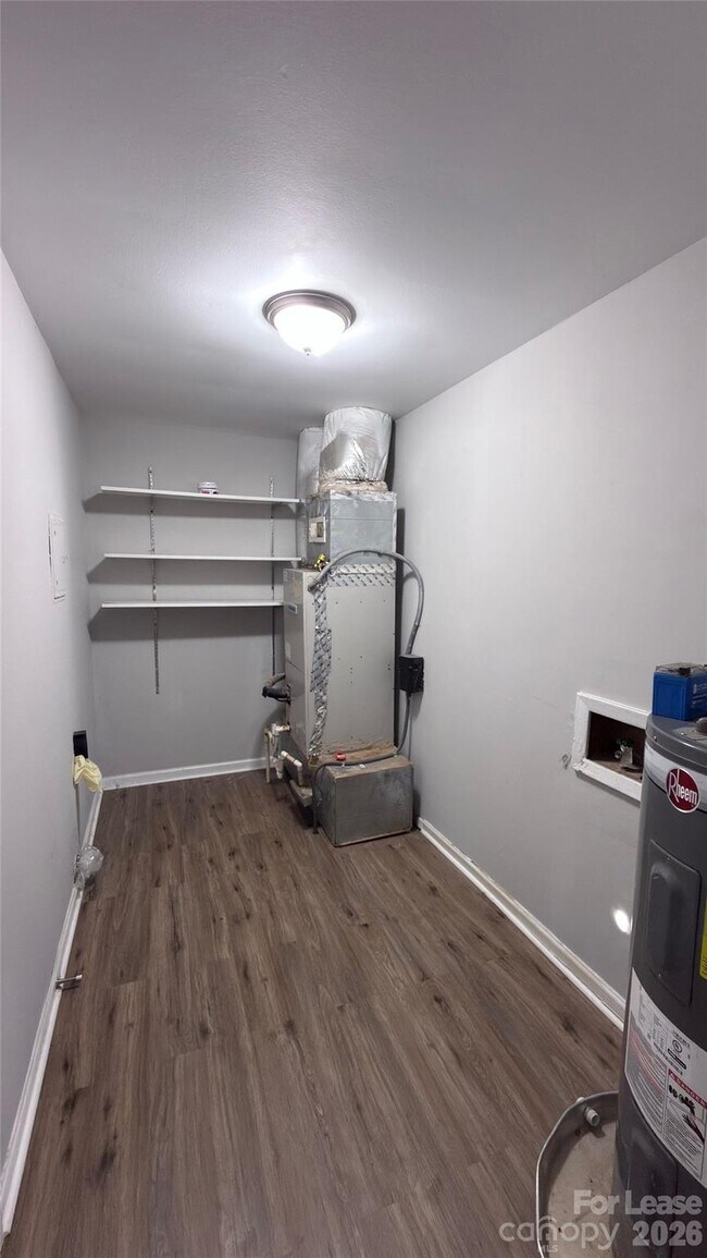 Building Photo - 2900 Edsel Pl