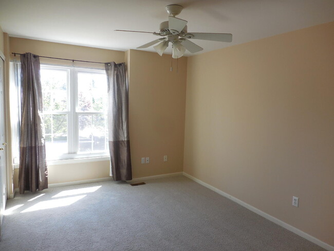 Building Photo - 3020 Gallinger Dr
