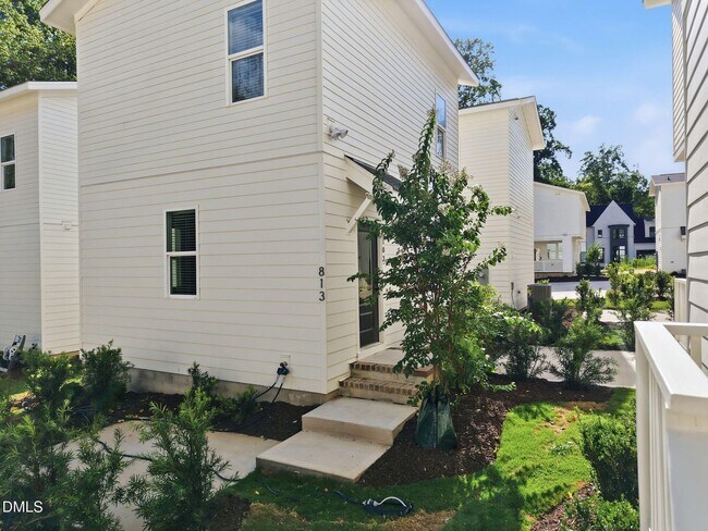 Building Photo - 2815 Wilcox Pl