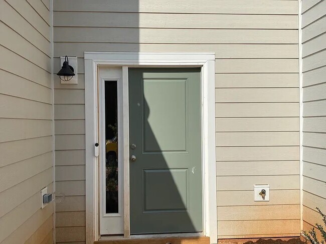 Building Photo - 588 Glen Clova Dr