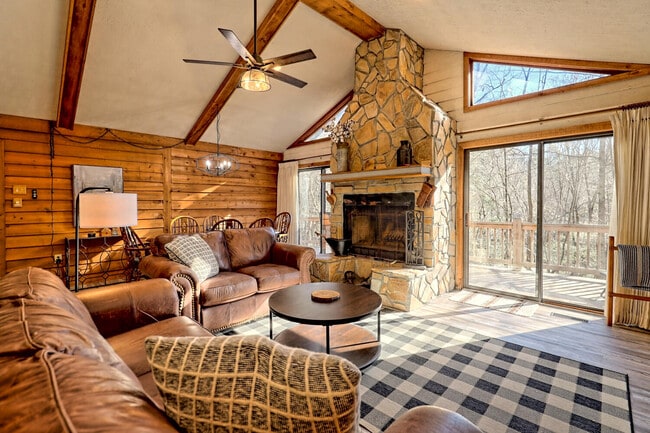 Building Photo - 1021 Saddle Back Cir