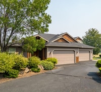 Building Photo - Beautiful Eagle Crest Home with Stunning V...