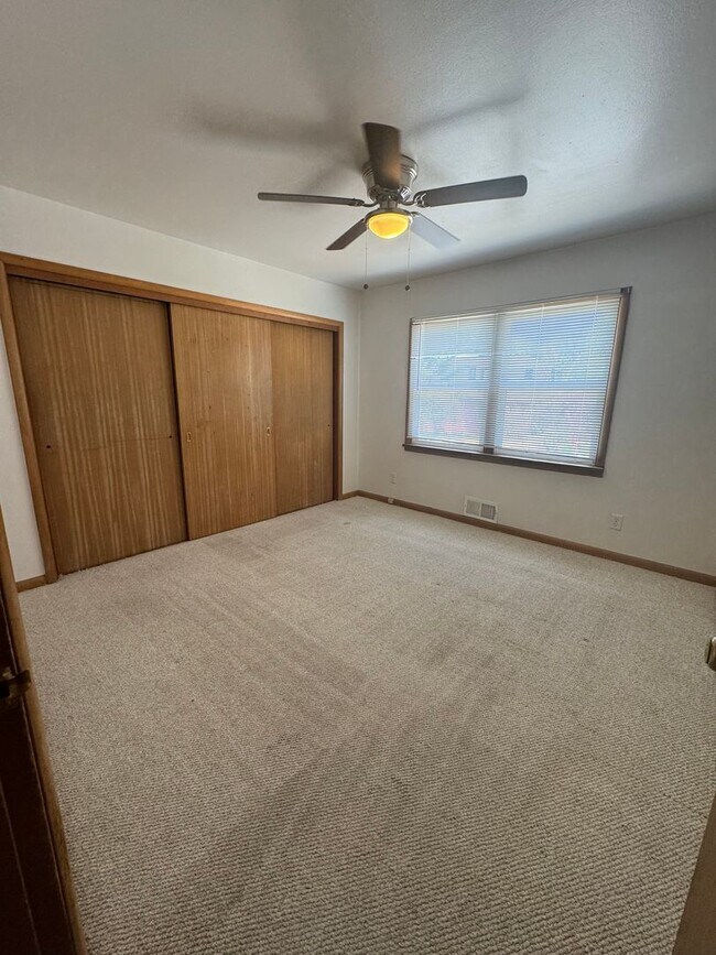 Building Photo - 2.5 Miles (6 minutes or less) to Oregon Tech and Sky Lakes Medical Center!  Perfect setup for Roo...