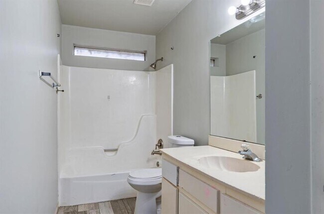 Building Photo - 3710 Fernview Dr