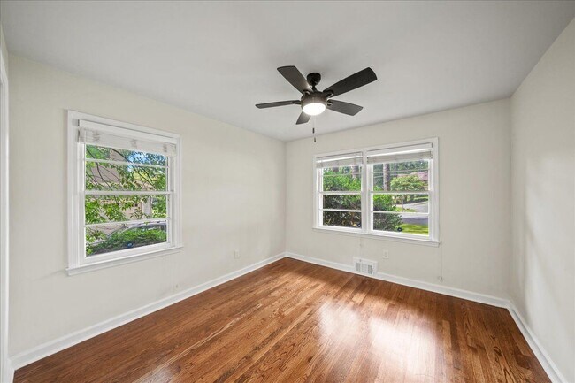 Building Photo - 2038 S Akin Dr