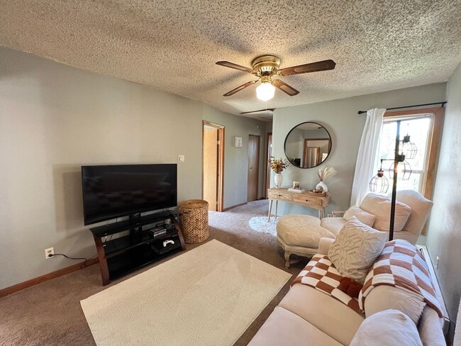Building Photo - Upper Level 2 Bedroom Apartment - AVAILABLE JUNE