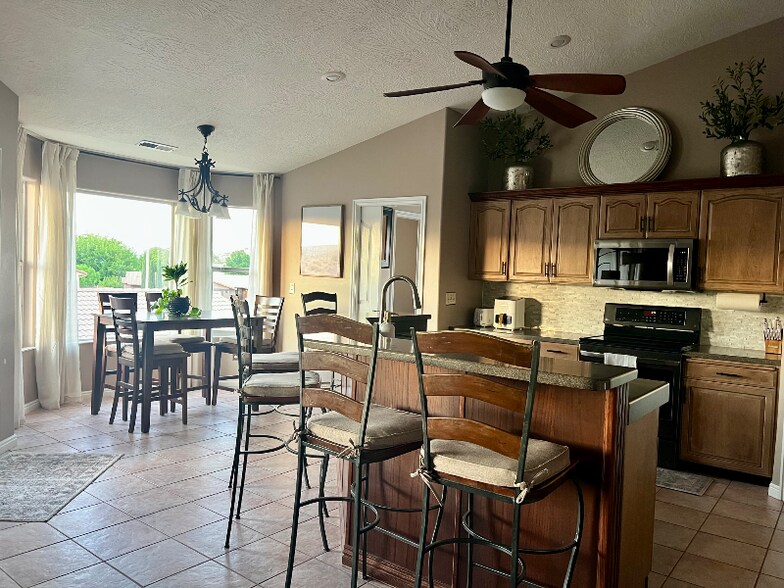 Building Photo - 1087 E Fort Pierce Dr