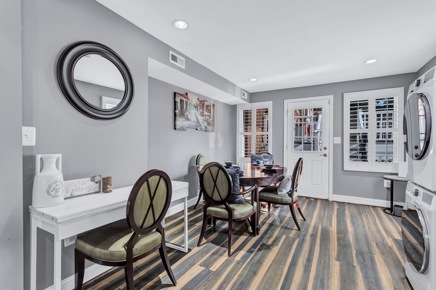 Dinning space w/ reading area - 4909 Fitch Pl NE