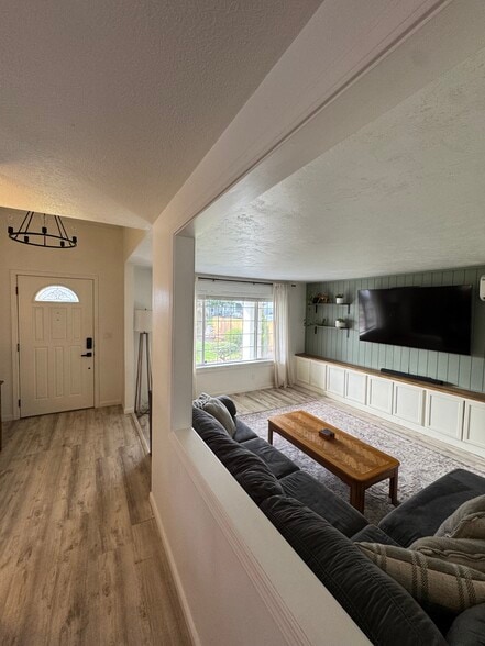 Building Photo - 2327 Don St