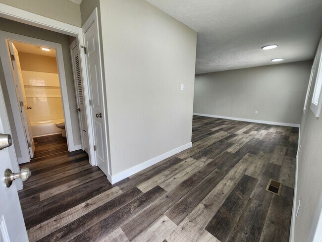 Building Photo - Spacious 2-Bedroom, 1-Bathroom Home AVAILABLE NOW!!