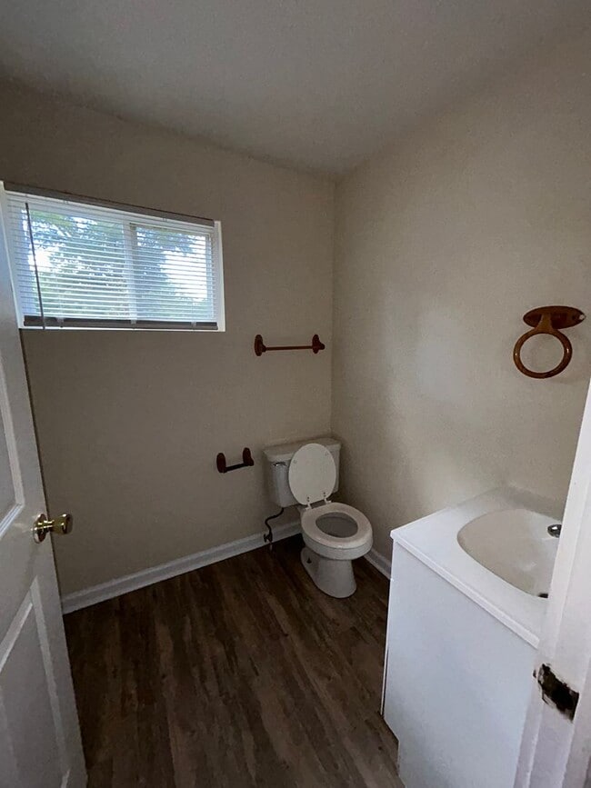 Building Photo - 108 Banks St