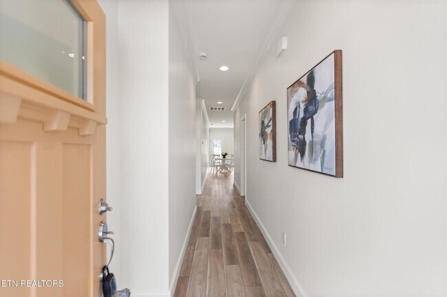 Building Photo - Powell 37849 - 4 Bedroom, 3 bath Condo - Contact Lisa Vineyard and Shannon Russell (865) 216-9334