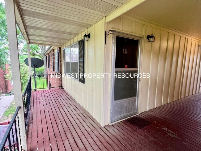 Building Photo - Stunning 1 Bedroom Apartment w/ Covered Pa...