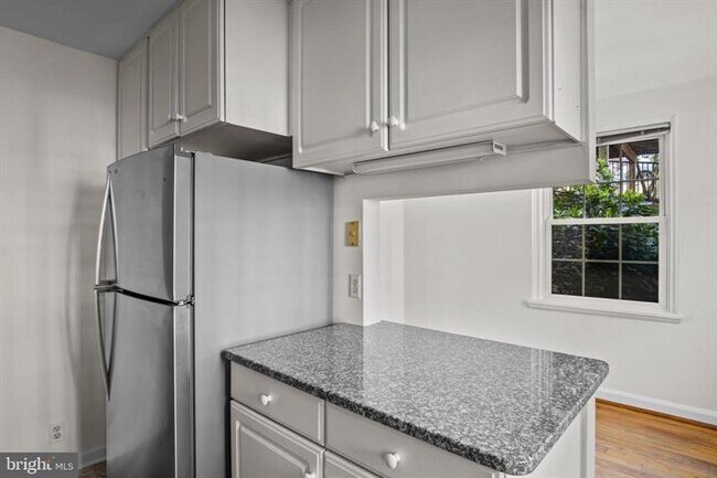 Building Photo - Charming 1-Bedroom Townhouse with 2 Full Baths in Arlington