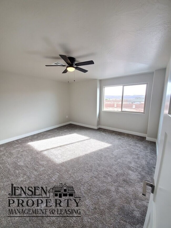 Building Photo - Red Mountain Vista Town Home, End Unit