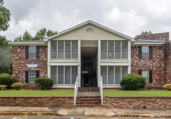 Building Photo - 220 N Oakley Dr