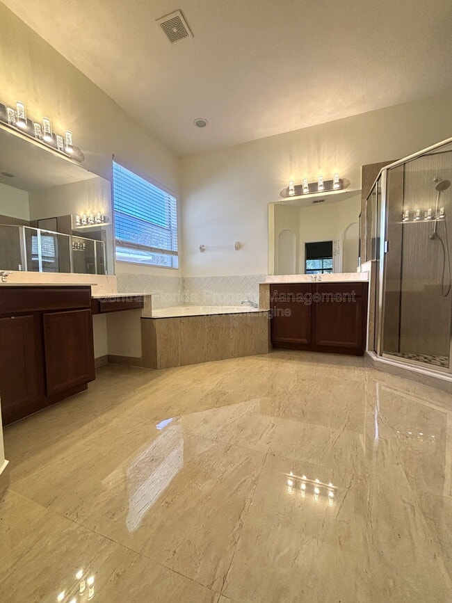 Building Photo - 902 Hire Cir