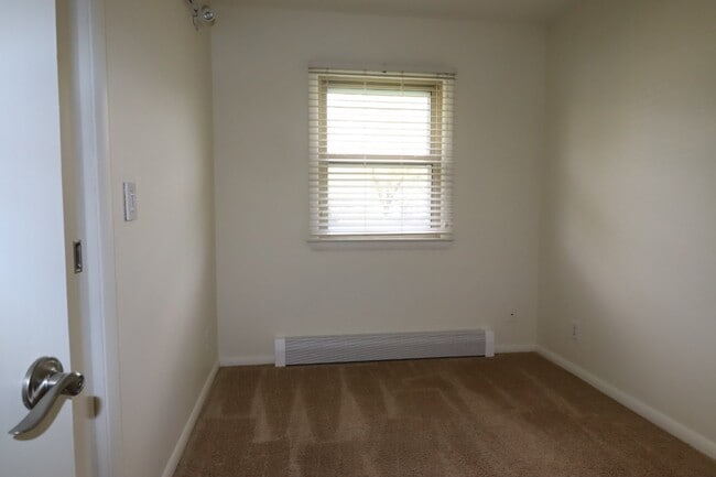 Building Photo - Charming 3 Bedroom Neenah Home with fenced yard