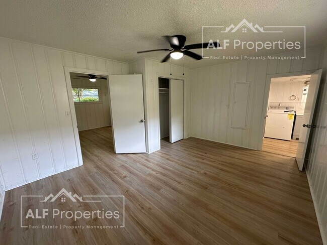 Building Photo - Newly Renovated 1 Bedroom Apartment – Walk...