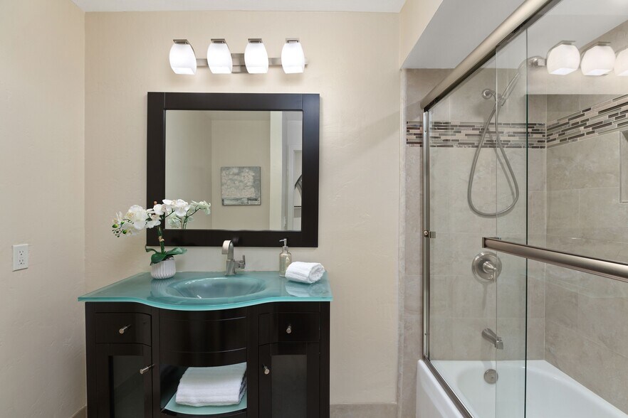 Guest bathroom - 2085 Caminito San Nicholas
