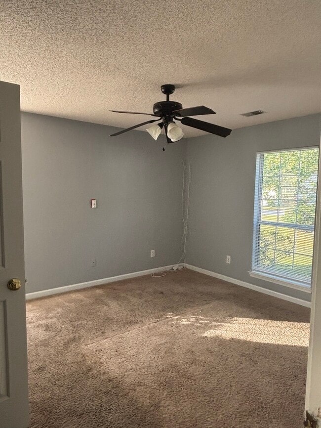 Building Photo - Quiet Neighborhood