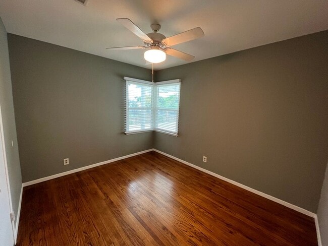 Building Photo - Upgraded 4+2 w/hardwood floors + great bac...
