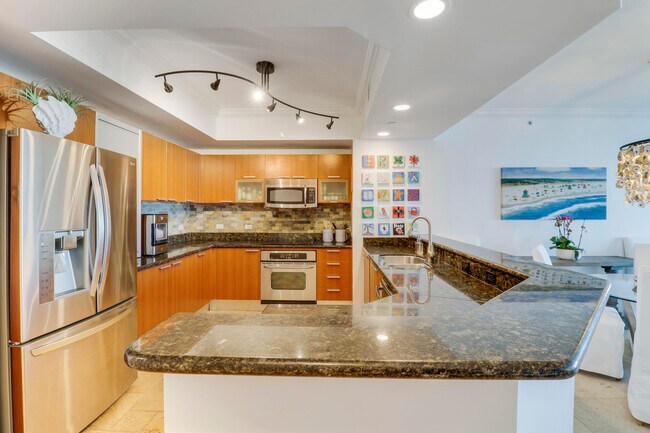 Building Photo - 2640 Lake Shore Dr