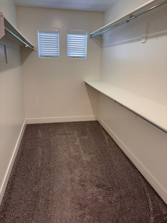 Building Photo - 4 bed | 2 1/2 bath | 2 car garage in Deser...