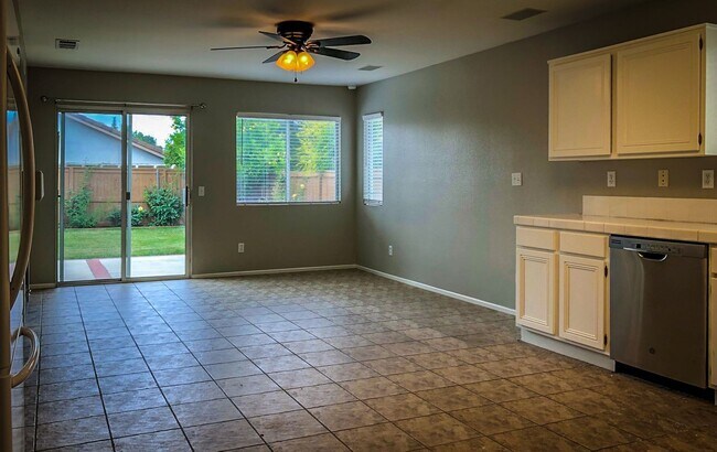 Building Photo - 3 Bedroom Home in the Desirable Paloma Del...