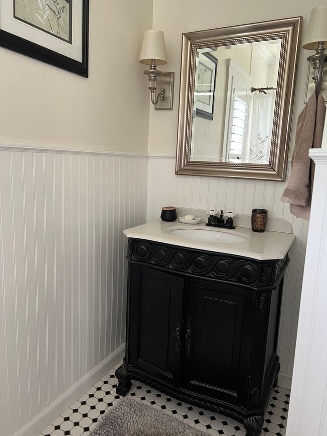 Building Photo - 1422 Court St