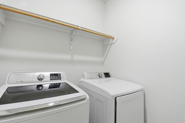 Building Photo - 5519 Paraiso Pl