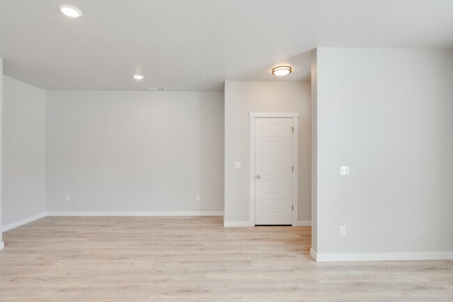 Building Photo - This 3 bedroom/2.5 bath townhome is ready for you!