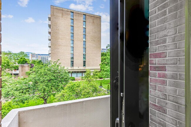 Building Photo - Chic Two-Level Condo in Prime SW Waterfront Location