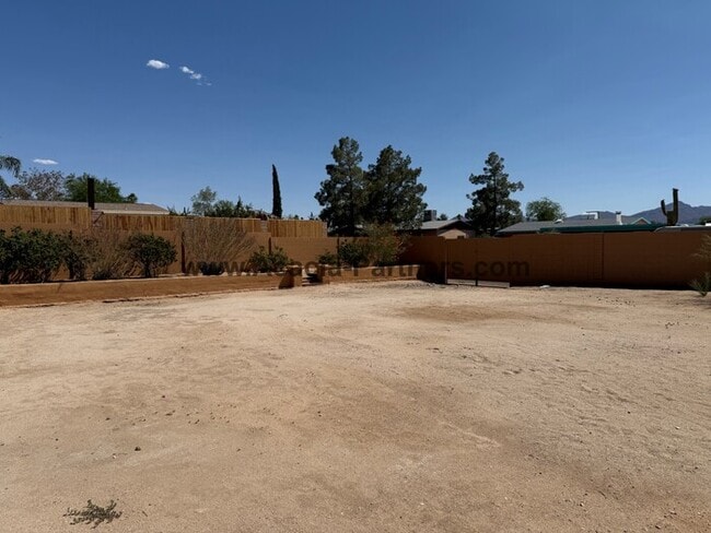 Building Photo - Three Bedroom Multi Level Home