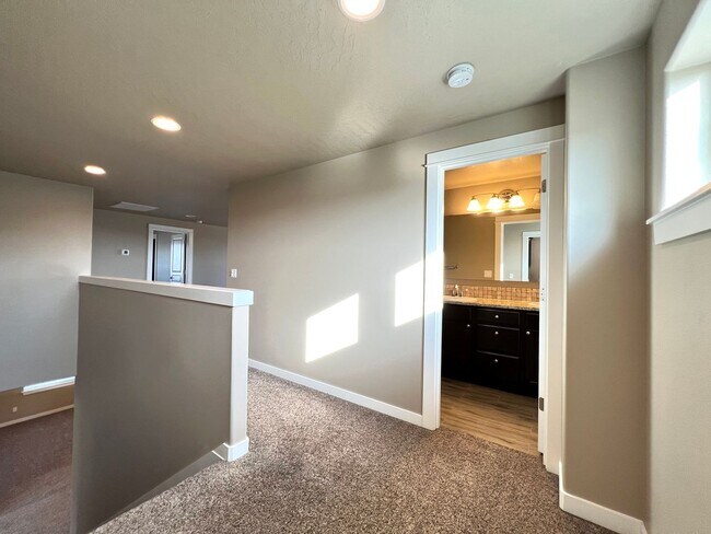 Building Photo - West Richland Home On 0.32 Acres