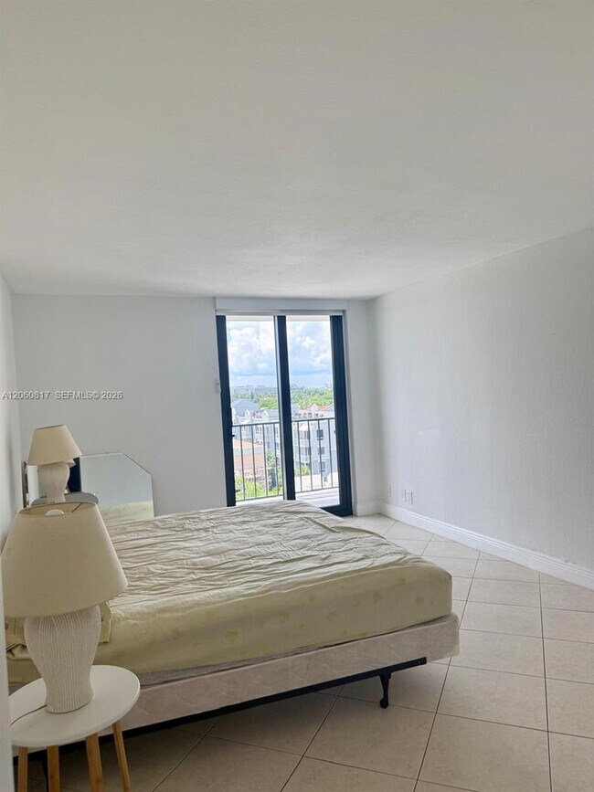 Building Photo - 2625 Collins Ave