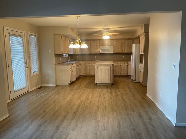 Building Photo - BEAUTIFUL Spacious home with an open floor plan in a great area!