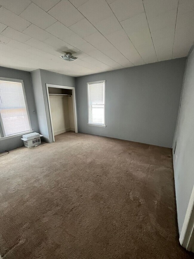 Building Photo - 2 Bedrooms, 1 Bath - 2nd Story - Available...