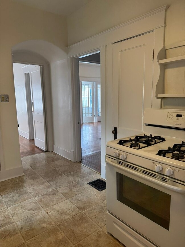 Building Photo - Wonderful 2 bed 2 bath in the heart of the...