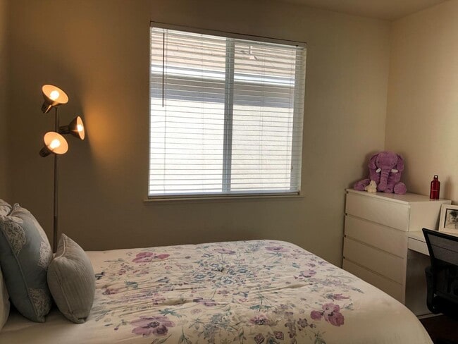 Building Photo - 1868 White Sands St