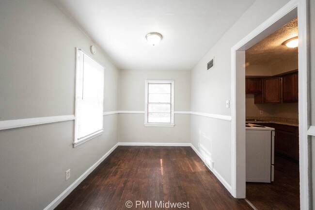 Building Photo - Charming 2 Bedroom Duplex with Spacious La...