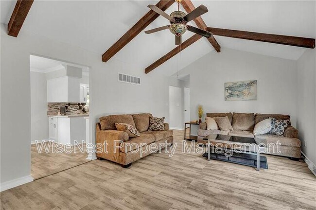 Building Photo - 305 NW Shamrock Ave