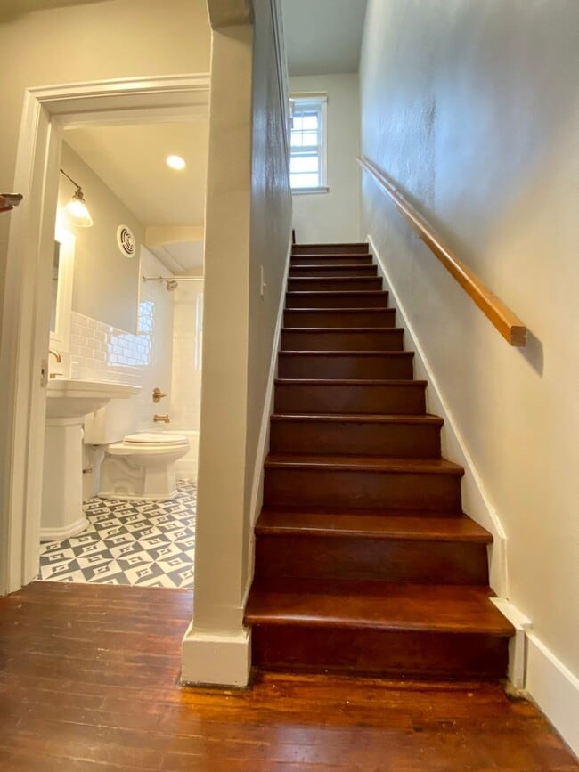 Building Photo - Charming 3 bed 1 bath House with Tons of Updates and Private Backyard!