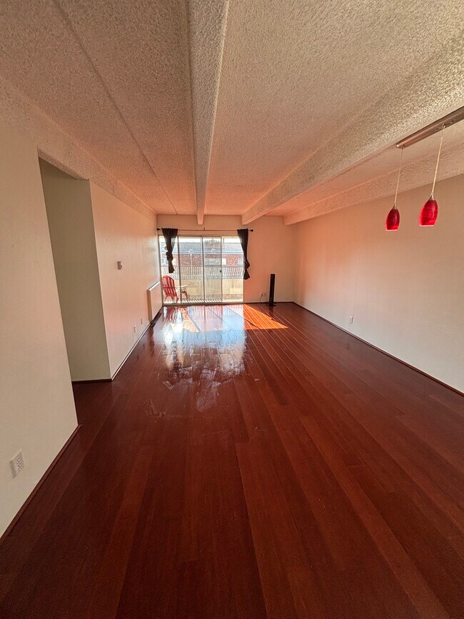 Building Photo - 1365 Columbine St