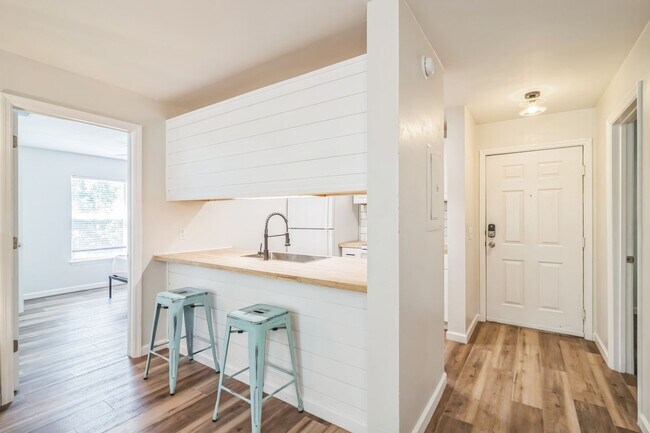 Building Photo - Furnished 4/4 University Terrace
