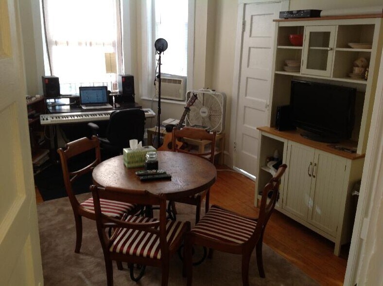 Building Photo - 65 Burbank St