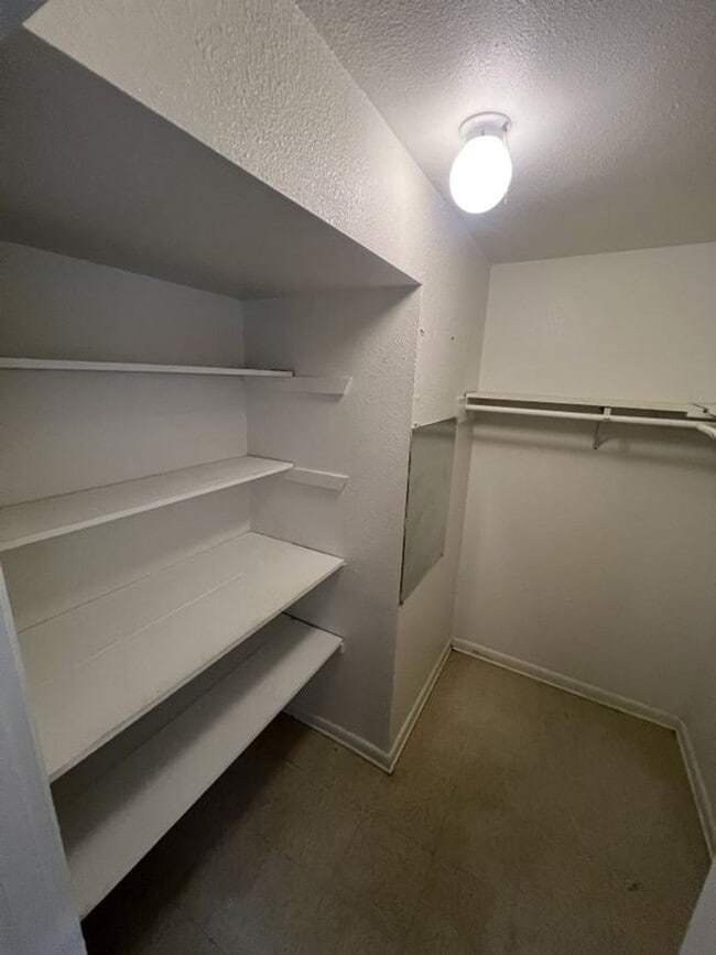 Building Photo - 2 bedroom, 2 bath apartments in Sherwood F...