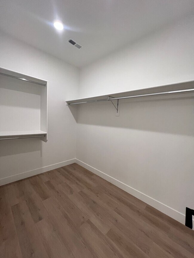 Building Photo - 702 Cedar Hl Dr