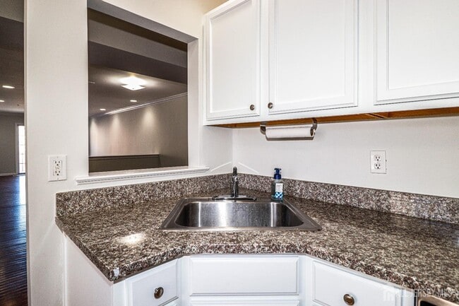 Building Photo - 105 Adamecs Way