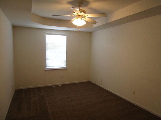 Building Photo - 1704-1706-1706 Louise Cir